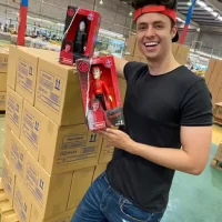 Enaldinho segurando boneco de brinquedo